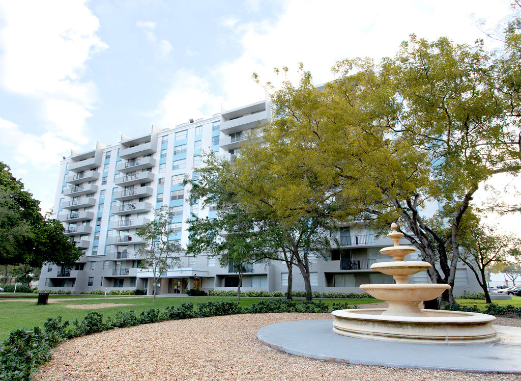 Aliro Apartments Exterior Fountain